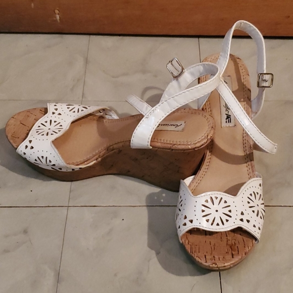 American Eagle white wedge 4 inch sz 6 - Picture 2 of 3